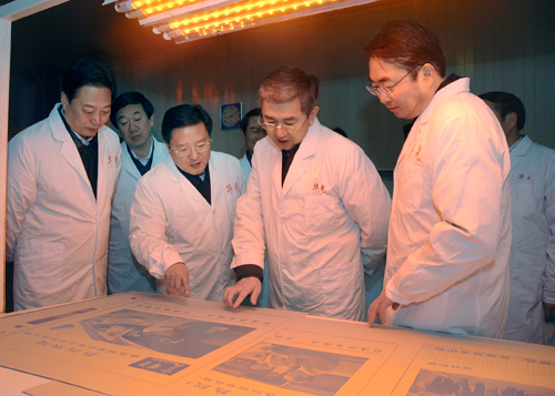河南省委副書記鄧凱到樂凱華光考察調研