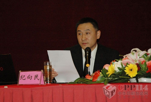 上海紫光紀(jì)向民：市場(chǎng)風(fēng)暴在持續(xù)  強(qiáng)強(qiáng)聯(lián)手為上策 